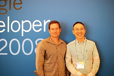 グーグル エンジニアリング テクニカル ディレクター デレック・コリソン氏（左）と元＠IT発行人の新野淳一氏（右）