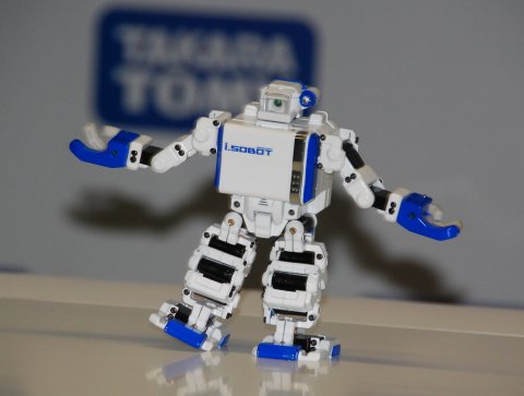 タカラトミー、声で命令できる超小型二足歩行ロボット発売へ － ＠IT